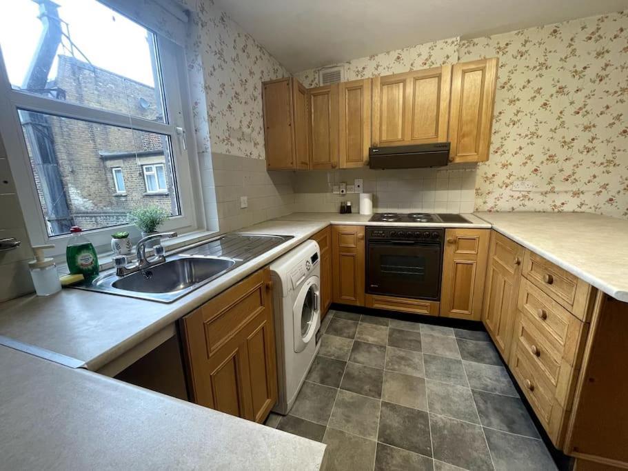 Old School Grandma London Experience ! Apartment Luaran gambar