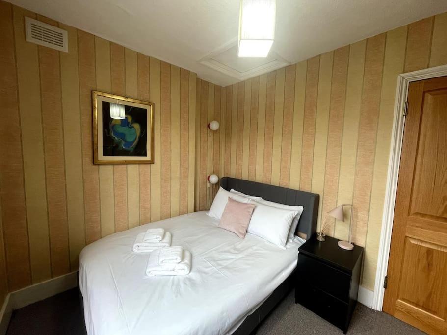 Old School Grandma London Experience ! Apartment Luaran gambar